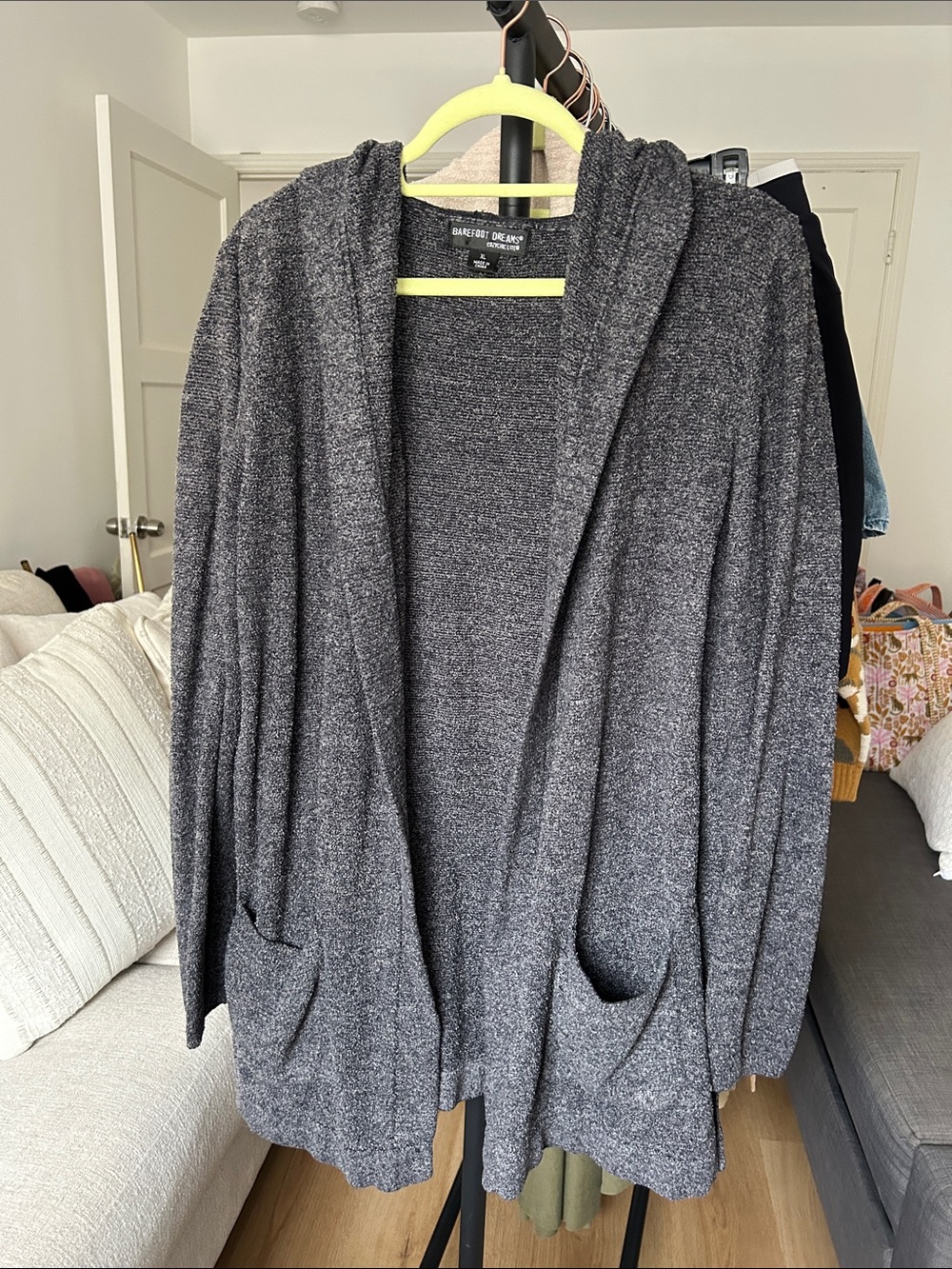 Barefoot Dreams. Size XL. Pockets and hood. 😍